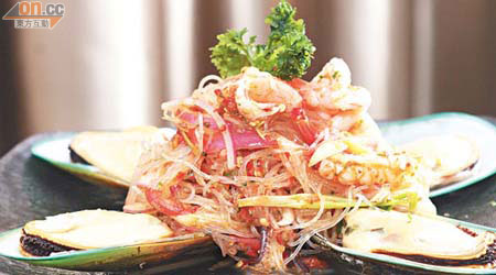 海鮮粉絲沙律$88<BR>魷魚、鮮蝦及粉絲吸收了醬汁的豐富味道，集酸、辣、甜於一身，夏天吃暑氣全消。