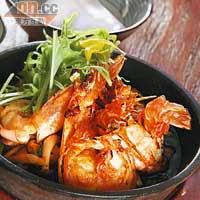 旬菜海老鐵鍋燒　$86<BR>新鮮大蝦先以日本酒及豉油煎香，並加蒜汁在鐵板上炒，肉質爽嫩，墊底的日本菇及菠菜，盡吸鮮甜味道。
