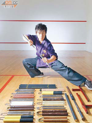 Profile<br>1998年起學習雙節棍，有13年習棍經驗。<br>2007年開始收藏雙節棍及武術兵器。<br>2009年成立飛翔香港雙節棍藝術協會。