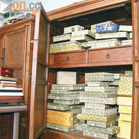 單是沈墨寧先生辦公室內的兩個大櫃，已放了數以百計的木雕。