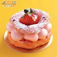 Paris Brest Strawberry Cake $35（c）<br>新鮮出爐的泡芙，放上冰凍的原粒美國士多啤梨。要體驗一凍一熱的刺激口感，最好預着時間等出爐，大約為下午3時，最好即買即食。