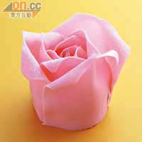 Mini Rose $98（d）<br>玫瑰花造型，手工精巧，立體美艷！花芯是幼細軟綿的蛋糕、鮮忌廉及紅莓慕絲，香甜不太膩，女孩子品嘗，一定覺得Sweet！