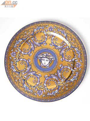 裝飾碟$4,520<BR>請加點想像，透過餐瓷上的圖案體驗17世紀末，法國國王路易十四在富麗堂皇的凡爾賽宮舉行首個宴會的情景。