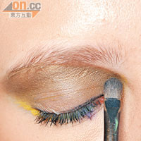 Step 1 在整個眼窩位置，掃層啡色眼影打造輪廓。