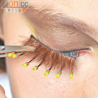 Step 2 在上睫毛處黏上一排黃綠橙飾珠睫毛，注意頭尾要因應個人眼形而作修剪。