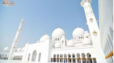 Sheikh Zayed Mosque以創建者，即阿聯酋首位總統命名，但他生前未能見證寺廟完工，現葬於寺內。