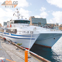 前往渡嘉敷島的高速船停泊在泊港北，由售票處前往徒步約2至3分鐘。
