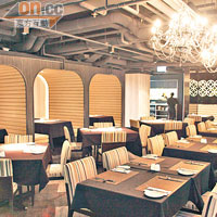 餐廳佔地3,000多呎，為九龍城鮮見的闊落西餐廳，設計以黑啡深色為主，感覺高雅。