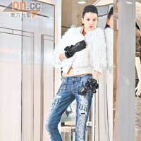 白色fake fur jacket	$5,650<br>印花牛仔褲	$3,450<br>Ankle boots	$4,100<br>黑色皮手套	$1,900