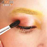 Step 2 於整個眼窩掃上橙色眼影，由於中國人的眼窩不夠深，可在雙眼皮位加上較深的橙色眼影，營造深邃感。