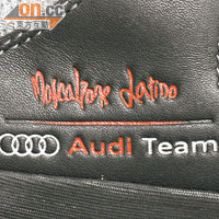 鞋上印有Audi廠徽，矜貴程度倍增。