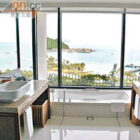 酒店內不少房間都擁有優美海景，甚至裝有大窗戶讓你邊浸浴邊望景。