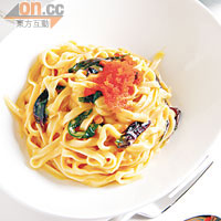 Chitarra with Sea Urchin $165<br>Chitarra意大利文指結他，將新鮮麵糰壓成長方形，再將它放在類似結他弦線的工具上，壓出一條條扁意粉，配甘甜的海膽和蟹黃，味道鮮美豐腴。