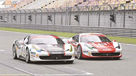 Ferrari Challenge Trofeo Pirelli-APAC series戰況激烈，兩部戰車並排而行頗常見。