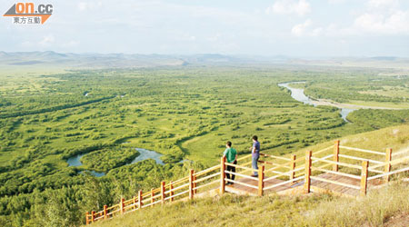 旅客可以沿依山坡而建的木棧道，以不同的角度去觀賞濕地。