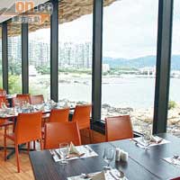 在餐廳可盡覽藍巴勒海峽和青馬大橋景色，感覺開揚。