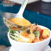 印尼海鮮喇沙<br>以蝦頭、馬拉盞、椰奶、金不換等10多款材料煮製，鮮味中帶濃濃椰香，配料可加多減少。