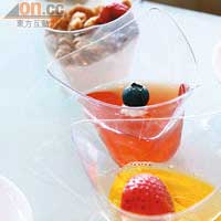 甜品杯<br>七彩繽紛的甜品包括雜果o者喱杯和紅莓脆脆杏仁慕絲，的的骰骰好吸引。