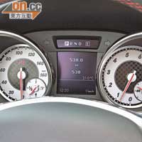 銀底銀框雙圓錶板，顯示了高性能跑車風格。