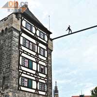鎮門口的古樓Schelztor Tower，由藝術家加了個「天行者」設計，十分搶眼。