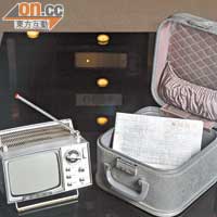 SONY 5-303W屬CRT款式的Micro TV，連行李箱和說明書都齊。