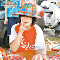 嘉年華有不少攤檔出售當地手工藝品，包括由飲料紙盒循環再做的太陽帽。