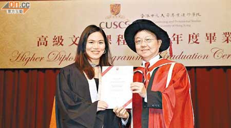 院長李仕權博士頒發學業成績優異獎，表揚同學努力學習。