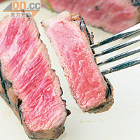經熟成的牛肉（叉起的）顏色會比未經熟成的較為粉嫩。
