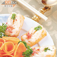 鍋貼大明蝦是鳳城招牌菜，鮮蝦肉放在麵包上，蘸脆漿炸香，乾脆不滲油，帶有蝦的清鮮。