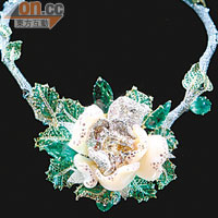 BAL DE MAI鑽石頸鏈，綠葉鑲滿綠寶石及香檳色鑽石，以及鋪滿糖果般粉紅色彩鑽的花瓣。