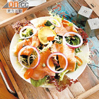 Smoked Salmon Salad $70  （b）<br>煙三文魚肥美嫩滑，豐富了沙律味道，蔬菜亦新鮮可口。