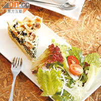 Spinach and Mushroom Quiche （前）$45、Latte （後）$30起 （b）<br>   蛋批以菠菜、蘑菇做餡，惹味又有咬口，配Latte最滿足。