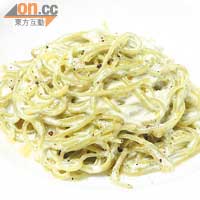 香港「臭草」配山羊奶芝士醬 Linguini Fini　$88<br>用煲綠豆沙的臭草做意粉，屬非常創作，入口真有點似綠豆沙！羊奶芝士醬亦羶香濃郁，好驚喜！