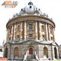 牛津大學圖書館其中一座藏書館，當小精英得知其規模之大後，深表讚嘆。