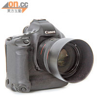 現時最常用的相機包括Canon的1D Mark II及Hasselblad，後者盛惠二十萬元。