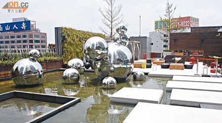 池畔有幾個名為Water Droplet的不銹鋼球雕塑，象徵由泳池「逃出」的水珠，水珠的表面更可以看到酒店的倒影。