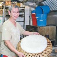 第2代老闆傅先生深得阿爸真傳，做出全港最好味的白糖糕。