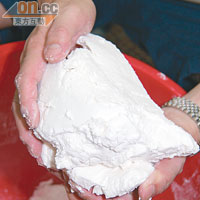 隔水後的米漿成大塊狀，要加入適當白糖水製成甜米漿，才可炮製白糖糕。