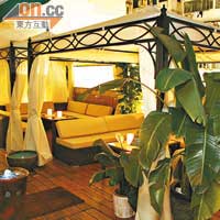 下層設有白色帳篷、流水擺設和綠樹裝飾，裝潢與泰國的Resort沒兩樣。