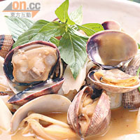 金不換辣酒煮花蛤 $258<br>金不換是泰菜中最常用的香料，用來煮花蛤，鮮味中帶甜香，配搭又Match又特別。