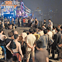 入夜後露天廣場有現場樂隊演奏，吸引不少人圍觀。