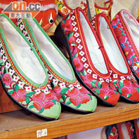 這繡花船踭鞋乃是重慶本土手工鞋，想不到手工鞋也從傳統走向時尚呢，¥180（約HK$216）。