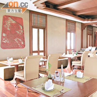 Ta-Krai裝潢充滿泰式風情，菜式以傳統泰菜為主。