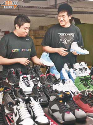 阿達（左）和阿康為中學同學，有着共同儲鞋嗜好。