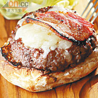 Butcher Burger, Bacon, Provolone, Lettuce, Tomatoes, Onions $98<br>漢堡扒和麵包都是自家製，前者用安格斯牛的頸肉、腩肉和肩肉，加上肥膏手剁而成，嚼勁十足，牛香迸發。