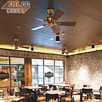 餐廳環境樸實無華，仿照意大利市集設計，紅磚牆、木地板等一一營造和諧氛圍。