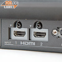 機背兩組HDMI 1.4插口，能同時接駁藍光機及高清機頂盒。