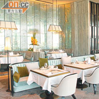 餐廳位於IFC，坐擁維港景致，室內設計典雅又不失時尚感，帶有法式高雅情懷。