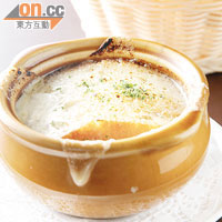 法式洋葱湯 $75<br>做法很繁複，單是炒洋葱絲就用上1小時，加上法包及Gruyere芝士焗至脆卜卜，香噴噴。