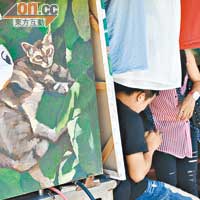 連藝術家也來獻技，畫了不少貓油畫。